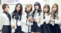  에이핑크, 공중파 3사 트로피 인증샷…'대세' 우뚝