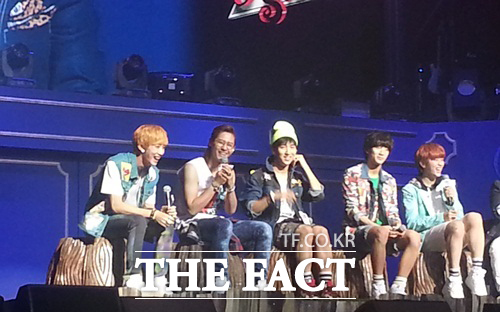 B1A4 리더 진영(가운데)이 콘서트 속 뮤직드라마의 캐릭터에 대해 해명했다. / 이건희 기자