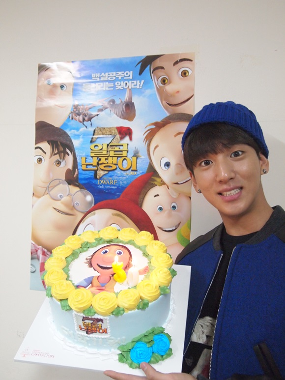 독일 애니메이션 일곱난쟁이에서 막내 보보의 목소리 연기를 맡은 바로가 케이크 인증샷을 공개했다./메가박스 플러스엠 제공