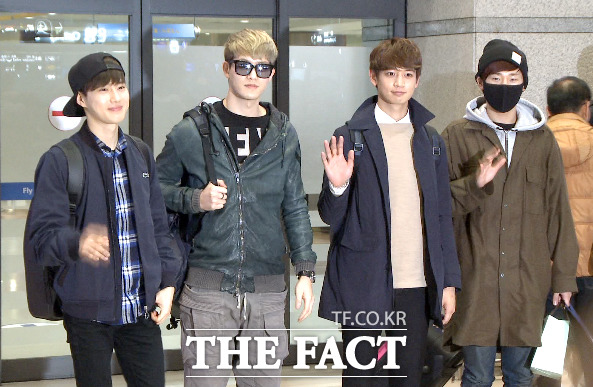 KBS2 예능 두근두근 인도의 촬영을 마친 엑소 수호, 씨엔블루 종현, 샤이니 민호, 인피니트 성규(왼쪽부터)가 7일 인천국제공항에서 팬들에게 인사하고 있다./해당 영상 갈무리