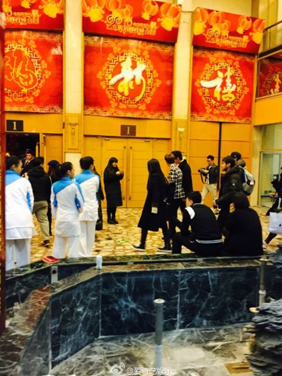 엑소 나간 크리스 루한이네 크리스 루한의 만남을 사람들이 신기하게 바라보고 있다. / 중국 누리꾼 웨이보