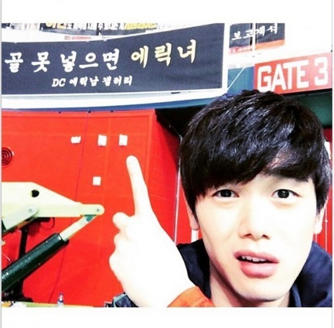 팬들의 센스에 웃어야 할지 울어야 할지 에릭남이 센스 있는 팬들의 응원 현수막을 인증했다. /에릭남 SNS