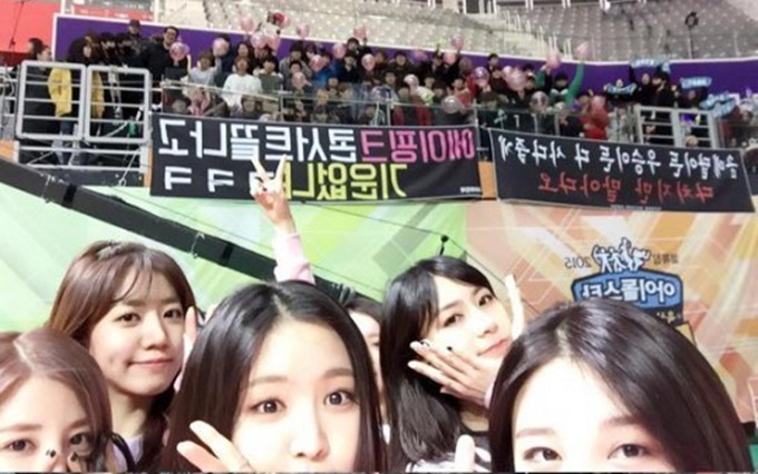 센스에는 센스로 화답 에이핑크가 팬들의 센스 있는 플래카트와 함께 인증 사진을 찍었다. /에이핑크 SNS