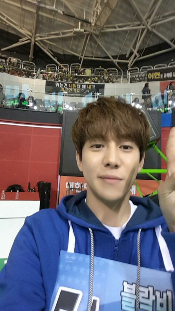 센스 있는 너희를 위해 블락비 박경이 팬들의 응원 현수막 아래에서 사진을 남겼다. /박경 SNS