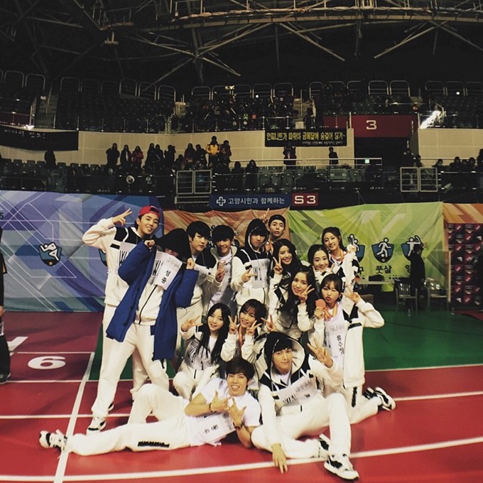 인스피릿도 함께 찍자 인피니트가 소속사 동생들과 함께 팬덤 현수막이 보이도록 단체 사진을 찍었다. /엘 SNS