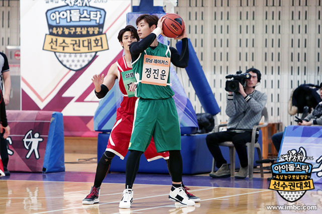 아육대 현장 사진 보니 흥미진진 2AM의 정진운(오른쪽)은 뛰어난 운동 감각을 드러냈다./ MBC 아육대 홈페이지
