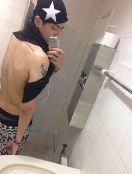 팬이 해킹한 은밀한 사진들 엑소 전 멤버 크리스의 사진이 해킹돼 유포되고 있다. /온라인 커뮤니티