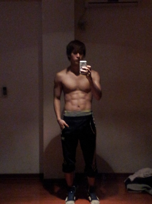 손동운 빨래판 짐승 복근. / 손동운 트위터