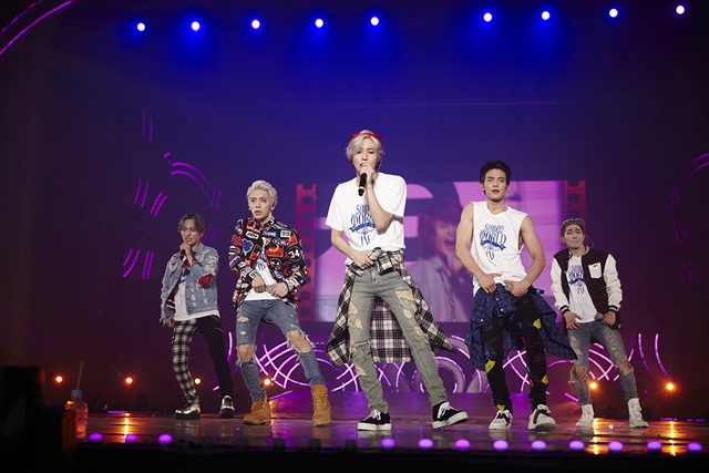 데뷔 때 생각나. 샤이니 멤버들이 17일 열린 단독 콘서트에서 눈물을 흘렸다. /SM엔터테인먼트 제공