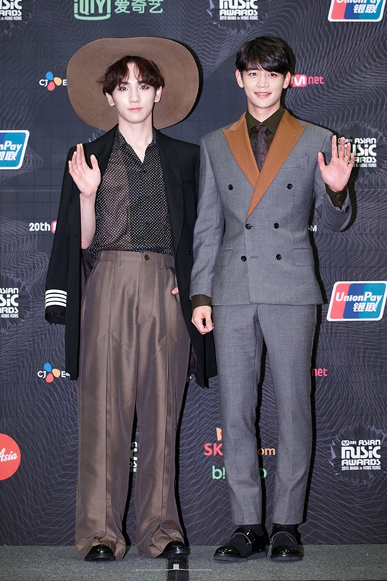 샤이니 키-민호, 인터뷰 에피소드. 그룹 샤이니 키와 민호가 레드카펫 의상을 미리 공개하는 상황을 만들어 웃음을 터뜨렸다. /CJ E&M 제공