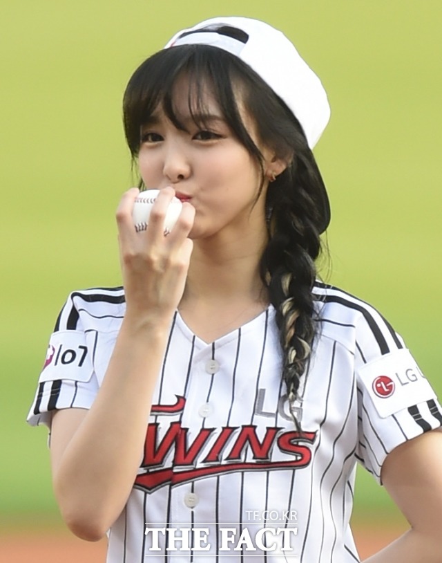 트와이서 멤버 나연의 팬클럼이 생일을 기념해 한국해비타트 단체에 기부금을 전달했다. / 더팩트 DB