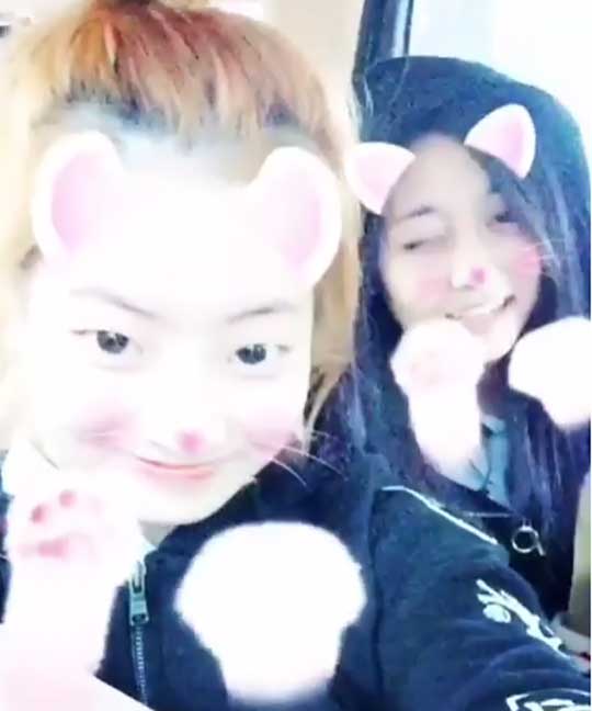 트와이스 다현과 쯔위가 깜찍한 일상 모습을 공개했다. / 트와이스 인스타그램