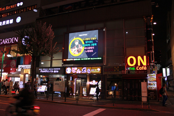 B1A4 진영 생일 축하 이벤트 클릭스타워즈와 바나가 기획한 생일 이벤트가 일본 도쿄에서 흘러나오고 있다.