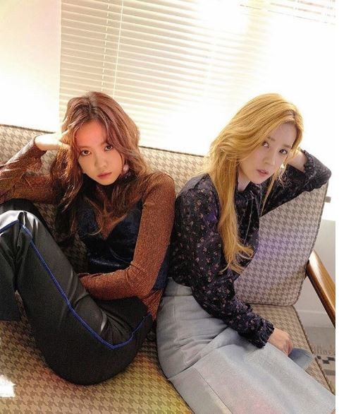 에이핑크 손나은 박초롱 강렬한 화보! 에이핑크 손나은과 박초롱이 강렬한 눈빛으로 화보촬영에 임하고 있다. / 박초롱 인스타그램