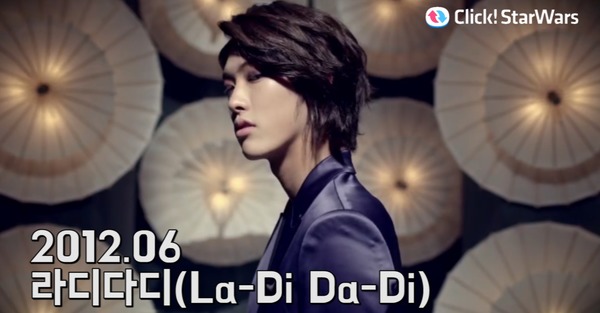 그룹 크로스진 타쿠야가 데뷔 초 다-디 다-디에서 섹시한 매력을 발산했다. 아무나 소화할 수 없는 퍼플 슈트가 인상적이다. /뮤직비디오 캡처