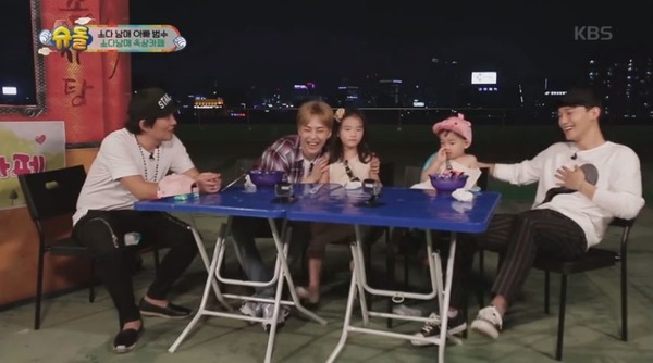 그룹 엑소 시우민과 첸이 소을과 다을을 만났다. 앞서 다을은 첸을 쏙 빼닮은 외모로 화제를 모았다. /KBS2 슈퍼맨이 돌아왔다 방송화면 캡처