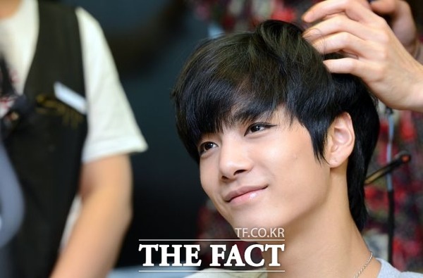 13일 그룹 뉴이스트 JR(김종현)이 클릭스타워즈 개인랭킹 6위에 올랐다. 이번 개인랭킹은 민박을 하고 싶은 스타의 집은?이라는 주제로 진행됐다. /더팩트 DB