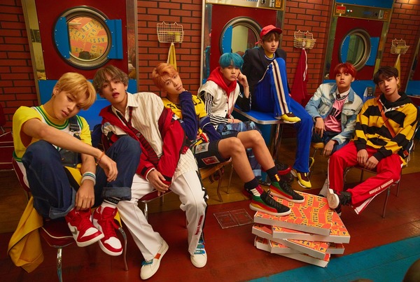 그룹 방탄소년단이 27일 타이틀곡 디엔에이(DNA)로 클릭스타워즈 가수랭킹 5위에 올랐다. 디엔에이는 풋풋하고 패기 넘치는 사랑의 감정을 표현한 노래다. /빅히트엔터테인먼트 제공