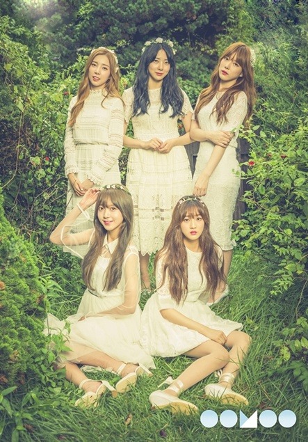 김소희(첫 번째 줄 왼쪽)는 프로듀스101 시즌1에서 못 이룬 꿈을 I.B.I로 실현했다. /로엔엔터테인먼트 제공