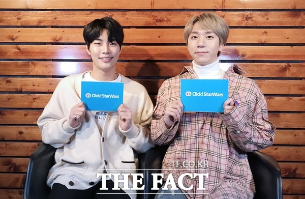 더팩트가 운영하는 아이돌 주간 랭킹 사이트 클릭스타워즈-주간랭킹쇼 MC 핫샷 티모테오·최준혁이 12일 오후 서울 송파구 잠실동 모처에서 포토타임을 갖고 있다. /이나래 기자