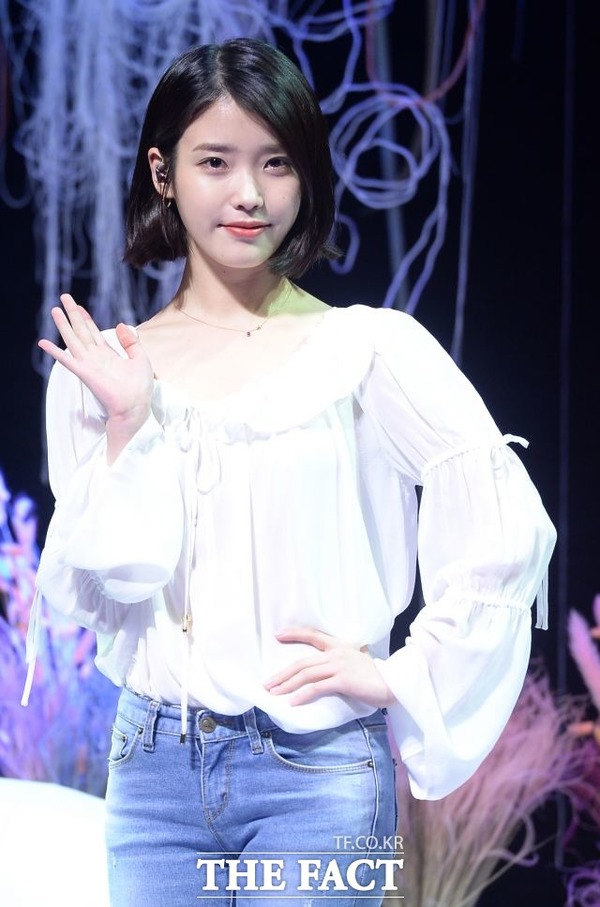 아이유, 생일 축하해. 20일 아이돌 주간 순위사이트 클릭스타워즈가 가수 아이유의 생일 프로젝트를 열었다. /임세준 기자