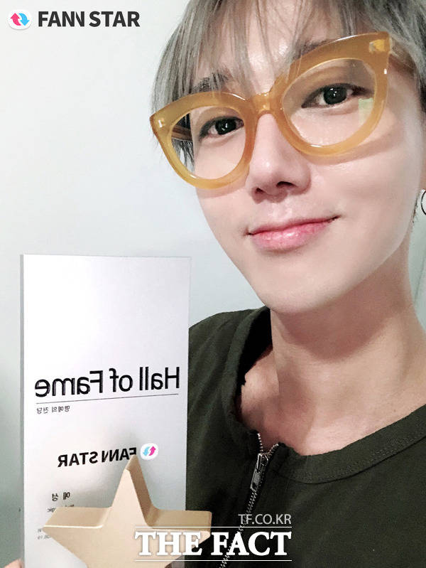 예성, 팬앤스타 명예의 전당 또다시 입성! 그룹 슈퍼주니어 예성이 9일 팬앤스타 가수랭킹 10주 1위 트로피와 함께 포즈를 취하고 있다. /SJ레이블 제공