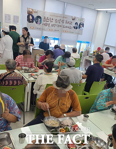 영탁 엔젤의 따듯한 마음으로 어르신들에게 든든한 한끼가 전달됐다.