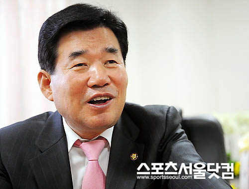 ⊙ '보고서 달인' 김진표 최고위원이 말하는 보고서 작성 요령
보고서 작성 능력은 공무원들의 가장 중요하고 가장 기본적인 기술의 하나라고 할 수 있다. 그러나 공무원들에 따라 보고서 작성 요령도 가지각색이다. 대표적으로 보고서의 기본 취지를 잊은채 자신의 지식을 과시하는 사람들이 많다. 사실 보다 감정을 앞세울때도 적지 않다. 상대를 자신과 같은 지식을 갖춘 사람으로, 즉 ‘자신의 입맛대로 보고서를 작성’한다는 얘기인 셈이다. 이는 보고서가 아니라는 게 김진표 최고위원의 말이다.
공무원 시절 ‘보고서 달인’으로 통했던 김 최고위원은 보고서를 작성하는데도 요령이 있다고 한다. 최종 보고자의 수준, 한 장에 모든 내용을 집약할 수 있어야 한다는 것. 그렇다면 김 최고위원이 전수하는 ‘보고서 작성 요령’을 알아봤다.
● 최종 보고자 수준 먼저 파악
보고서를 작성하는데 있어서 가장 중요한 것은 ‘보고할 사람이 누구인가’다. 최종 보고자의 정보와 전문성 수준이 어느 정도인지를 간파해야 한다. 일례로 대통령이 최종 보고자일 경우 무엇보다 장.차관이나 국장의 정보 수준을 정확히 파악해야 한다. 이때 장관에 대한 취재가 선행되어야 한다. 장관에게 ‘이런 점에 대해서 알고 있는지’ 등 미세한 부분까지 물어보고 확인에 확인을 거듭하는 작업을 거쳐야만 보고서다운 보고서가 작성된다는 게 김 최고위원의 경험이다.
‘작성자의 지식수준’도 중요하다. 최종 보고자와 작성자의 지식수준이 같아야 한다는 것이다. 김 최고위원은 “장관이 대통령에게 보고할 내용이 있다면 최소한 과장이나 국장이 써야 된다”며 “그래야만 정보수준이 같다”고 조언했다.
●보고서는 짧고 간단하게. 분량은 1장
보고서를 작성할 때 공무원들이 가장 실수를 많이 하는 부분은 중언부언이다. 자신의 지식과 정보에 도취해 초점 없이 내용을 반복한다. 대통령, 장관 등은 늘 잘 정리된 보고서만 읽는다. 따라서 다른 사람이 이미 보고했던 내용을 되풀이하거나, 보고내용이 헷갈리면 오히려 역효과가 날수 있다. 김 최고위원은 “보고서 1장정도의 분량의 보고서를 작성해야만 상급 공무원으로부터 사랑을 듬뿍 받을 수 있다”고 말한다.
그러나 여기서도 유의할 사항이 적지 않다. 김 최고위원에 따르면 1장 정도의 보고서를 작성할 경우 핵심 포인트를 제대로 제시하지 못한 경우가 대부분이다. 논리적 비약이 많아져 깔끔한 맛이 떨어진다. 이를 피하기 위해서는 제목에 가장 중요한 메시지를 담아야 된다는 것이 김 최고위원의 제언이다.
김 최고위원은 “보고서가 급한 공무원은 대략 제목 3줄만 봐도 구체적인 내용을 알 수 있다”며 “공직 업무의 태반이 보고서 작성인데, 간결하고 상급자의 위치에서 생각하고 보서를 쓰는 연습을 한다면 ‘보고서의 달인’이 될 수 있을 것”이라고 설명했다.