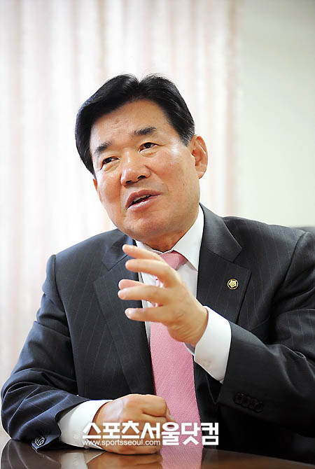 ⊙ '보고서 달인' 김진표 최고위원이 말하는 보고서 작성 요령
보고서 작성 능력은 공무원들의 가장 중요하고 가장 기본적인 기술의 하나라고 할 수 있다. 그러나 공무원들에 따라 보고서 작성 요령도 가지각색이다. 대표적으로 보고서의 기본 취지를 잊은채 자신의 지식을 과시하는 사람들이 많다. 사실 보다 감정을 앞세울때도 적지 않다. 상대를 자신과 같은 지식을 갖춘 사람으로, 즉 ‘자신의 입맛대로 보고서를 작성’한다는 얘기인 셈이다. 이는 보고서가 아니라는 게 김진표 최고위원의 말이다.
공무원 시절 ‘보고서 달인’으로 통했던 김 최고위원은 보고서를 작성하는데도 요령이 있다고 한다. 최종 보고자의 수준, 한 장에 모든 내용을 집약할 수 있어야 한다는 것. 그렇다면 김 최고위원이 전수하는 ‘보고서 작성 요령’을 알아봤다.
● 최종 보고자 수준 먼저 파악
보고서를 작성하는데 있어서 가장 중요한 것은 ‘보고할 사람이 누구인가’다. 최종 보고자의 정보와 전문성 수준이 어느 정도인지를 간파해야 한다. 일례로 대통령이 최종 보고자일 경우 무엇보다 장.차관이나 국장의 정보 수준을 정확히 파악해야 한다. 이때 장관에 대한 취재가 선행되어야 한다. 장관에게 ‘이런 점에 대해서 알고 있는지’ 등 미세한 부분까지 물어보고 확인에 확인을 거듭하는 작업을 거쳐야만 보고서다운 보고서가 작성된다는 게 김 최고위원의 경험이다.
‘작성자의 지식수준’도 중요하다. 최종 보고자와 작성자의 지식수준이 같아야 한다는 것이다. 김 최고위원은 “장관이 대통령에게 보고할 내용이 있다면 최소한 과장이나 국장이 써야 된다”며 “그래야만 정보수준이 같다”고 조언했다.
●보고서는 짧고 간단하게. 분량은 1장
보고서를 작성할 때 공무원들이 가장 실수를 많이 하는 부분은 중언부언이다. 자신의 지식과 정보에 도취해 초점 없이 내용을 반복한다. 대통령, 장관 등은 늘 잘 정리된 보고서만 읽는다. 따라서 다른 사람이 이미 보고했던 내용을 되풀이하거나, 보고내용이 헷갈리면 오히려 역효과가 날수 있다. 김 최고위원은 “보고서 1장정도의 분량의 보고서를 작성해야만 상급 공무원으로부터 사랑을 듬뿍 받을 수 있다”고 말한다.
그러나 여기서도 유의할 사항이 적지 않다. 김 최고위원에 따르면 1장 정도의 보고서를 작성할 경우 핵심 포인트를 제대로 제시하지 못한 경우가 대부분이다. 논리적 비약이 많아져 깔끔한 맛이 떨어진다. 이를 피하기 위해서는 제목에 가장 중요한 메시지를 담아야 된다는 것이 김 최고위원의 제언이다.
김 최고위원은 “보고서가 급한 공무원은 대략 제목 3줄만 봐도 구체적인 내용을 알 수 있다”며 “공직 업무의 태반이 보고서 작성인데, 간결하고 상급자의 위치에서 생각하고 보서를 쓰는 연습을 한다면 ‘보고서의 달인’이 될 수 있을 것”이라고 설명했다.