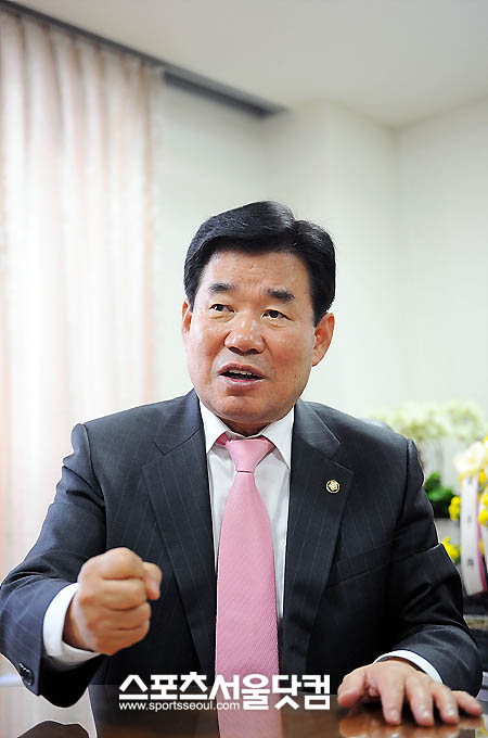 ⊙ '보고서 달인' 김진표 최고위원이 말하는 보고서 작성 요령
보고서 작성 능력은 공무원들의 가장 중요하고 가장 기본적인 기술의 하나라고 할 수 있다. 그러나 공무원들에 따라 보고서 작성 요령도 가지각색이다. 대표적으로 보고서의 기본 취지를 잊은채 자신의 지식을 과시하는 사람들이 많다. 사실 보다 감정을 앞세울때도 적지 않다. 상대를 자신과 같은 지식을 갖춘 사람으로, 즉 ‘자신의 입맛대로 보고서를 작성’한다는 얘기인 셈이다. 이는 보고서가 아니라는 게 김진표 최고위원의 말이다.
공무원 시절 ‘보고서 달인’으로 통했던 김 최고위원은 보고서를 작성하는데도 요령이 있다고 한다. 최종 보고자의 수준, 한 장에 모든 내용을 집약할 수 있어야 한다는 것. 그렇다면 김 최고위원이 전수하는 ‘보고서 작성 요령’을 알아봤다.
● 최종 보고자 수준 먼저 파악
보고서를 작성하는데 있어서 가장 중요한 것은 ‘보고할 사람이 누구인가’다. 최종 보고자의 정보와 전문성 수준이 어느 정도인지를 간파해야 한다. 일례로 대통령이 최종 보고자일 경우 무엇보다 장.차관이나 국장의 정보 수준을 정확히 파악해야 한다. 이때 장관에 대한 취재가 선행되어야 한다. 장관에게 ‘이런 점에 대해서 알고 있는지’ 등 미세한 부분까지 물어보고 확인에 확인을 거듭하는 작업을 거쳐야만 보고서다운 보고서가 작성된다는 게 김 최고위원의 경험이다.
‘작성자의 지식수준’도 중요하다. 최종 보고자와 작성자의 지식수준이 같아야 한다는 것이다. 김 최고위원은 “장관이 대통령에게 보고할 내용이 있다면 최소한 과장이나 국장이 써야 된다”며 “그래야만 정보수준이 같다”고 조언했다.
●보고서는 짧고 간단하게. 분량은 1장
보고서를 작성할 때 공무원들이 가장 실수를 많이 하는 부분은 중언부언이다. 자신의 지식과 정보에 도취해 초점 없이 내용을 반복한다. 대통령, 장관 등은 늘 잘 정리된 보고서만 읽는다. 따라서 다른 사람이 이미 보고했던 내용을 되풀이하거나, 보고내용이 헷갈리면 오히려 역효과가 날수 있다. 김 최고위원은 “보고서 1장정도의 분량의 보고서를 작성해야만 상급 공무원으로부터 사랑을 듬뿍 받을 수 있다”고 말한다.
그러나 여기서도 유의할 사항이 적지 않다. 김 최고위원에 따르면 1장 정도의 보고서를 작성할 경우 핵심 포인트를 제대로 제시하지 못한 경우가 대부분이다. 논리적 비약이 많아져 깔끔한 맛이 떨어진다. 이를 피하기 위해서는 제목에 가장 중요한 메시지를 담아야 된다는 것이 김 최고위원의 제언이다.
김 최고위원은 “보고서가 급한 공무원은 대략 제목 3줄만 봐도 구체적인 내용을 알 수 있다”며 “공직 업무의 태반이 보고서 작성인데, 간결하고 상급자의 위치에서 생각하고 보서를 쓰는 연습을 한다면 ‘보고서의 달인’이 될 수 있을 것”이라고 설명했다.