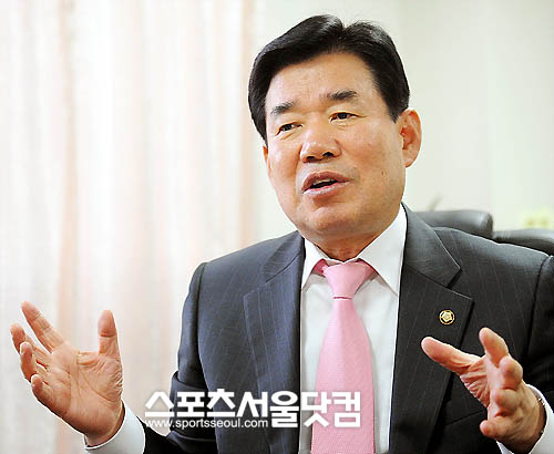 ⊙ '보고서 달인' 김진표 최고위원이 말하는 보고서 작성 요령
보고서 작성 능력은 공무원들의 가장 중요하고 가장 기본적인 기술의 하나라고 할 수 있다. 그러나 공무원들에 따라 보고서 작성 요령도 가지각색이다. 대표적으로 보고서의 기본 취지를 잊은채 자신의 지식을 과시하는 사람들이 많다. 사실 보다 감정을 앞세울때도 적지 않다. 상대를 자신과 같은 지식을 갖춘 사람으로, 즉 ‘자신의 입맛대로 보고서를 작성’한다는 얘기인 셈이다. 이는 보고서가 아니라는 게 김진표 최고위원의 말이다.
공무원 시절 ‘보고서 달인’으로 통했던 김 최고위원은 보고서를 작성하는데도 요령이 있다고 한다. 최종 보고자의 수준, 한 장에 모든 내용을 집약할 수 있어야 한다는 것. 그렇다면 김 최고위원이 전수하는 ‘보고서 작성 요령’을 알아봤다.
● 최종 보고자 수준 먼저 파악
보고서를 작성하는데 있어서 가장 중요한 것은 ‘보고할 사람이 누구인가’다. 최종 보고자의 정보와 전문성 수준이 어느 정도인지를 간파해야 한다. 일례로 대통령이 최종 보고자일 경우 무엇보다 장.차관이나 국장의 정보 수준을 정확히 파악해야 한다. 이때 장관에 대한 취재가 선행되어야 한다. 장관에게 ‘이런 점에 대해서 알고 있는지’ 등 미세한 부분까지 물어보고 확인에 확인을 거듭하는 작업을 거쳐야만 보고서다운 보고서가 작성된다는 게 김 최고위원의 경험이다.
‘작성자의 지식수준’도 중요하다. 최종 보고자와 작성자의 지식수준이 같아야 한다는 것이다. 김 최고위원은 “장관이 대통령에게 보고할 내용이 있다면 최소한 과장이나 국장이 써야 된다”며 “그래야만 정보수준이 같다”고 조언했다.
●보고서는 짧고 간단하게. 분량은 1장
보고서를 작성할 때 공무원들이 가장 실수를 많이 하는 부분은 중언부언이다. 자신의 지식과 정보에 도취해 초점 없이 내용을 반복한다. 대통령, 장관 등은 늘 잘 정리된 보고서만 읽는다. 따라서 다른 사람이 이미 보고했던 내용을 되풀이하거나, 보고내용이 헷갈리면 오히려 역효과가 날수 있다. 김 최고위원은 “보고서 1장정도의 분량의 보고서를 작성해야만 상급 공무원으로부터 사랑을 듬뿍 받을 수 있다”고 말한다.
그러나 여기서도 유의할 사항이 적지 않다. 김 최고위원에 따르면 1장 정도의 보고서를 작성할 경우 핵심 포인트를 제대로 제시하지 못한 경우가 대부분이다. 논리적 비약이 많아져 깔끔한 맛이 떨어진다. 이를 피하기 위해서는 제목에 가장 중요한 메시지를 담아야 된다는 것이 김 최고위원의 제언이다.
김 최고위원은 “보고서가 급한 공무원은 대략 제목 3줄만 봐도 구체적인 내용을 알 수 있다”며 “공직 업무의 태반이 보고서 작성인데, 간결하고 상급자의 위치에서 생각하고 보서를 쓰는 연습을 한다면 ‘보고서의 달인’이 될 수 있을 것”이라고 설명했다.