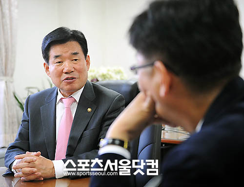 ⊙ '보고서 달인' 김진표 최고위원이 말하는 보고서 작성 요령
보고서 작성 능력은 공무원들의 가장 중요하고 가장 기본적인 기술의 하나라고 할 수 있다. 그러나 공무원들에 따라 보고서 작성 요령도 가지각색이다. 대표적으로 보고서의 기본 취지를 잊은채 자신의 지식을 과시하는 사람들이 많다. 사실 보다 감정을 앞세울때도 적지 않다. 상대를 자신과 같은 지식을 갖춘 사람으로, 즉 ‘자신의 입맛대로 보고서를 작성’한다는 얘기인 셈이다. 이는 보고서가 아니라는 게 김진표 최고위원의 말이다.
공무원 시절 ‘보고서 달인’으로 통했던 김 최고위원은 보고서를 작성하는데도 요령이 있다고 한다. 최종 보고자의 수준, 한 장에 모든 내용을 집약할 수 있어야 한다는 것. 그렇다면 김 최고위원이 전수하는 ‘보고서 작성 요령’을 알아봤다.
● 최종 보고자 수준 먼저 파악
보고서를 작성하는데 있어서 가장 중요한 것은 ‘보고할 사람이 누구인가’다. 최종 보고자의 정보와 전문성 수준이 어느 정도인지를 간파해야 한다. 일례로 대통령이 최종 보고자일 경우 무엇보다 장.차관이나 국장의 정보 수준을 정확히 파악해야 한다. 이때 장관에 대한 취재가 선행되어야 한다. 장관에게 ‘이런 점에 대해서 알고 있는지’ 등 미세한 부분까지 물어보고 확인에 확인을 거듭하는 작업을 거쳐야만 보고서다운 보고서가 작성된다는 게 김 최고위원의 경험이다.
‘작성자의 지식수준’도 중요하다. 최종 보고자와 작성자의 지식수준이 같아야 한다는 것이다. 김 최고위원은 “장관이 대통령에게 보고할 내용이 있다면 최소한 과장이나 국장이 써야 된다”며 “그래야만 정보수준이 같다”고 조언했다.
●보고서는 짧고 간단하게. 분량은 1장
보고서를 작성할 때 공무원들이 가장 실수를 많이 하는 부분은 중언부언이다. 자신의 지식과 정보에 도취해 초점 없이 내용을 반복한다. 대통령, 장관 등은 늘 잘 정리된 보고서만 읽는다. 따라서 다른 사람이 이미 보고했던 내용을 되풀이하거나, 보고내용이 헷갈리면 오히려 역효과가 날수 있다. 김 최고위원은 “보고서 1장정도의 분량의 보고서를 작성해야만 상급 공무원으로부터 사랑을 듬뿍 받을 수 있다”고 말한다.
그러나 여기서도 유의할 사항이 적지 않다. 김 최고위원에 따르면 1장 정도의 보고서를 작성할 경우 핵심 포인트를 제대로 제시하지 못한 경우가 대부분이다. 논리적 비약이 많아져 깔끔한 맛이 떨어진다. 이를 피하기 위해서는 제목에 가장 중요한 메시지를 담아야 된다는 것이 김 최고위원의 제언이다.
김 최고위원은 “보고서가 급한 공무원은 대략 제목 3줄만 봐도 구체적인 내용을 알 수 있다”며 “공직 업무의 태반이 보고서 작성인데, 간결하고 상급자의 위치에서 생각하고 보서를 쓰는 연습을 한다면 ‘보고서의 달인’이 될 수 있을 것”이라고 설명했다.