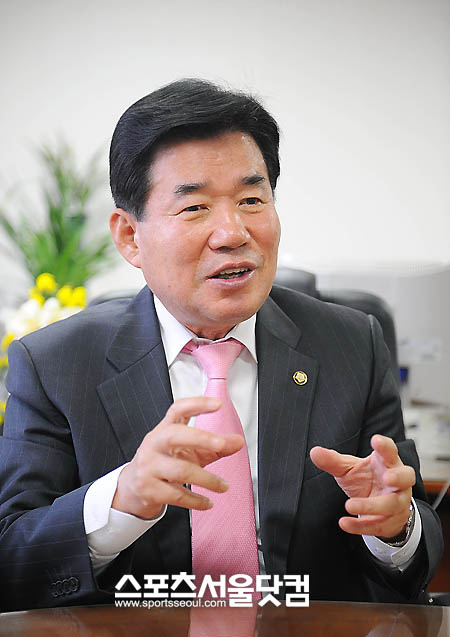 ⊙ '보고서 달인' 김진표 최고위원이 말하는 보고서 작성 요령
보고서 작성 능력은 공무원들의 가장 중요하고 가장 기본적인 기술의 하나라고 할 수 있다. 그러나 공무원들에 따라 보고서 작성 요령도 가지각색이다. 대표적으로 보고서의 기본 취지를 잊은채 자신의 지식을 과시하는 사람들이 많다. 사실 보다 감정을 앞세울때도 적지 않다. 상대를 자신과 같은 지식을 갖춘 사람으로, 즉 ‘자신의 입맛대로 보고서를 작성’한다는 얘기인 셈이다. 이는 보고서가 아니라는 게 김진표 최고위원의 말이다.
공무원 시절 ‘보고서 달인’으로 통했던 김 최고위원은 보고서를 작성하는데도 요령이 있다고 한다. 최종 보고자의 수준, 한 장에 모든 내용을 집약할 수 있어야 한다는 것. 그렇다면 김 최고위원이 전수하는 ‘보고서 작성 요령’을 알아봤다.
● 최종 보고자 수준 먼저 파악
보고서를 작성하는데 있어서 가장 중요한 것은 ‘보고할 사람이 누구인가’다. 최종 보고자의 정보와 전문성 수준이 어느 정도인지를 간파해야 한다. 일례로 대통령이 최종 보고자일 경우 무엇보다 장.차관이나 국장의 정보 수준을 정확히 파악해야 한다. 이때 장관에 대한 취재가 선행되어야 한다. 장관에게 ‘이런 점에 대해서 알고 있는지’ 등 미세한 부분까지 물어보고 확인에 확인을 거듭하는 작업을 거쳐야만 보고서다운 보고서가 작성된다는 게 김 최고위원의 경험이다.
‘작성자의 지식수준’도 중요하다. 최종 보고자와 작성자의 지식수준이 같아야 한다는 것이다. 김 최고위원은 “장관이 대통령에게 보고할 내용이 있다면 최소한 과장이나 국장이 써야 된다”며 “그래야만 정보수준이 같다”고 조언했다.
●보고서는 짧고 간단하게. 분량은 1장
보고서를 작성할 때 공무원들이 가장 실수를 많이 하는 부분은 중언부언이다. 자신의 지식과 정보에 도취해 초점 없이 내용을 반복한다. 대통령, 장관 등은 늘 잘 정리된 보고서만 읽는다. 따라서 다른 사람이 이미 보고했던 내용을 되풀이하거나, 보고내용이 헷갈리면 오히려 역효과가 날수 있다. 김 최고위원은 “보고서 1장정도의 분량의 보고서를 작성해야만 상급 공무원으로부터 사랑을 듬뿍 받을 수 있다”고 말한다.
그러나 여기서도 유의할 사항이 적지 않다. 김 최고위원에 따르면 1장 정도의 보고서를 작성할 경우 핵심 포인트를 제대로 제시하지 못한 경우가 대부분이다. 논리적 비약이 많아져 깔끔한 맛이 떨어진다. 이를 피하기 위해서는 제목에 가장 중요한 메시지를 담아야 된다는 것이 김 최고위원의 제언이다.
김 최고위원은 “보고서가 급한 공무원은 대략 제목 3줄만 봐도 구체적인 내용을 알 수 있다”며 “공직 업무의 태반이 보고서 작성인데, 간결하고 상급자의 위치에서 생각하고 보서를 쓰는 연습을 한다면 ‘보고서의 달인’이 될 수 있을 것”이라고 설명했다.