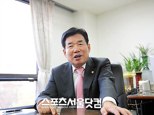 ⊙ '보고서 달인' 김진표 최고위원이 말하는 보고서 작성 요령
보고서 작성 능력은 공무원들의 가장 중요하고 가장 기본적인 기술의 하나라고 할 수 있다. 그러나 공무원들에 따라 보고서 작성 요령도 가지각색이다. 대표적으로 보고서의 기본 취지를 잊은채 자신의 지식을 과시하는 사람들이 많다. 사실 보다 감정을 앞세울때도 적지 않다. 상대를 자신과 같은 지식을 갖춘 사람으로, 즉 ‘자신의 입맛대로 보고서를 작성’한다는 얘기인 셈이다. 이는 보고서가 아니라는 게 김진표 최고위원의 말이다.
공무원 시절 ‘보고서 달인’으로 통했던 김 최고위원은 보고서를 작성하는데도 요령이 있다고 한다. 최종 보고자의 수준, 한 장에 모든 내용을 집약할 수 있어야 한다는 것. 그렇다면 김 최고위원이 전수하는 ‘보고서 작성 요령’을 알아봤다.
● 최종 보고자 수준 먼저 파악
보고서를 작성하는데 있어서 가장 중요한 것은 ‘보고할 사람이 누구인가’다. 최종 보고자의 정보와 전문성 수준이 어느 정도인지를 간파해야 한다. 일례로 대통령이 최종 보고자일 경우 무엇보다 장.차관이나 국장의 정보 수준을 정확히 파악해야 한다. 이때 장관에 대한 취재가 선행되어야 한다. 장관에게 ‘이런 점에 대해서 알고 있는지’ 등 미세한 부분까지 물어보고 확인에 확인을 거듭하는 작업을 거쳐야만 보고서다운 보고서가 작성된다는 게 김 최고위원의 경험이다.
‘작성자의 지식수준’도 중요하다. 최종 보고자와 작성자의 지식수준이 같아야 한다는 것이다. 김 최고위원은 “장관이 대통령에게 보고할 내용이 있다면 최소한 과장이나 국장이 써야 된다”며 “그래야만 정보수준이 같다”고 조언했다.
●보고서는 짧고 간단하게. 분량은 1장
보고서를 작성할 때 공무원들이 가장 실수를 많이 하는 부분은 중언부언이다. 자신의 지식과 정보에 도취해 초점 없이 내용을 반복한다. 대통령, 장관 등은 늘 잘 정리된 보고서만 읽는다. 따라서 다른 사람이 이미 보고했던 내용을 되풀이하거나, 보고내용이 헷갈리면 오히려 역효과가 날수 있다. 김 최고위원은 “보고서 1장정도의 분량의 보고서를 작성해야만 상급 공무원으로부터 사랑을 듬뿍 받을 수 있다”고 말한다.
그러나 여기서도 유의할 사항이 적지 않다. 김 최고위원에 따르면 1장 정도의 보고서를 작성할 경우 핵심 포인트를 제대로 제시하지 못한 경우가 대부분이다. 논리적 비약이 많아져 깔끔한 맛이 떨어진다. 이를 피하기 위해서는 제목에 가장 중요한 메시지를 담아야 된다는 것이 김 최고위원의 제언이다.
김 최고위원은 “보고서가 급한 공무원은 대략 제목 3줄만 봐도 구체적인 내용을 알 수 있다”며 “공직 업무의 태반이 보고서 작성인데, 간결하고 상급자의 위치에서 생각하고 보서를 쓰는 연습을 한다면 ‘보고서의 달인’이 될 수 있을 것”이라고 설명했다.