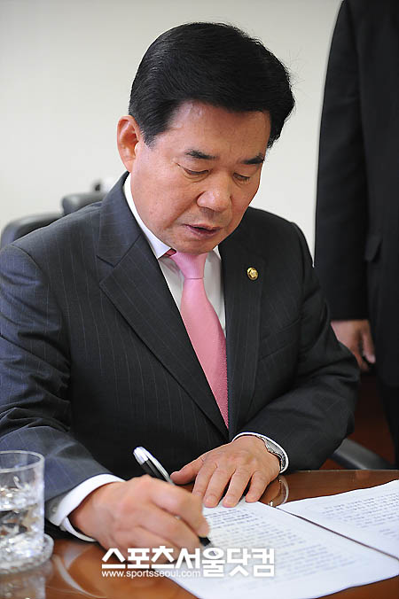 ⊙ '보고서 달인' 김진표 최고위원이 말하는 보고서 작성 요령
보고서 작성 능력은 공무원들의 가장 중요하고 가장 기본적인 기술의 하나라고 할 수 있다. 그러나 공무원들에 따라 보고서 작성 요령도 가지각색이다. 대표적으로 보고서의 기본 취지를 잊은채 자신의 지식을 과시하는 사람들이 많다. 사실 보다 감정을 앞세울때도 적지 않다. 상대를 자신과 같은 지식을 갖춘 사람으로, 즉 ‘자신의 입맛대로 보고서를 작성’한다는 얘기인 셈이다. 이는 보고서가 아니라는 게 김진표 최고위원의 말이다.
공무원 시절 ‘보고서 달인’으로 통했던 김 최고위원은 보고서를 작성하는데도 요령이 있다고 한다. 최종 보고자의 수준, 한 장에 모든 내용을 집약할 수 있어야 한다는 것. 그렇다면 김 최고위원이 전수하는 ‘보고서 작성 요령’을 알아봤다.
● 최종 보고자 수준 먼저 파악
보고서를 작성하는데 있어서 가장 중요한 것은 ‘보고할 사람이 누구인가’다. 최종 보고자의 정보와 전문성 수준이 어느 정도인지를 간파해야 한다. 일례로 대통령이 최종 보고자일 경우 무엇보다 장.차관이나 국장의 정보 수준을 정확히 파악해야 한다. 이때 장관에 대한 취재가 선행되어야 한다. 장관에게 ‘이런 점에 대해서 알고 있는지’ 등 미세한 부분까지 물어보고 확인에 확인을 거듭하는 작업을 거쳐야만 보고서다운 보고서가 작성된다는 게 김 최고위원의 경험이다.
‘작성자의 지식수준’도 중요하다. 최종 보고자와 작성자의 지식수준이 같아야 한다는 것이다. 김 최고위원은 “장관이 대통령에게 보고할 내용이 있다면 최소한 과장이나 국장이 써야 된다”며 “그래야만 정보수준이 같다”고 조언했다.
●보고서는 짧고 간단하게. 분량은 1장
보고서를 작성할 때 공무원들이 가장 실수를 많이 하는 부분은 중언부언이다. 자신의 지식과 정보에 도취해 초점 없이 내용을 반복한다. 대통령, 장관 등은 늘 잘 정리된 보고서만 읽는다. 따라서 다른 사람이 이미 보고했던 내용을 되풀이하거나, 보고내용이 헷갈리면 오히려 역효과가 날수 있다. 김 최고위원은 “보고서 1장정도의 분량의 보고서를 작성해야만 상급 공무원으로부터 사랑을 듬뿍 받을 수 있다”고 말한다.
그러나 여기서도 유의할 사항이 적지 않다. 김 최고위원에 따르면 1장 정도의 보고서를 작성할 경우 핵심 포인트를 제대로 제시하지 못한 경우가 대부분이다. 논리적 비약이 많아져 깔끔한 맛이 떨어진다. 이를 피하기 위해서는 제목에 가장 중요한 메시지를 담아야 된다는 것이 김 최고위원의 제언이다.
김 최고위원은 “보고서가 급한 공무원은 대략 제목 3줄만 봐도 구체적인 내용을 알 수 있다”며 “공직 업무의 태반이 보고서 작성인데, 간결하고 상급자의 위치에서 생각하고 보서를 쓰는 연습을 한다면 ‘보고서의 달인’이 될 수 있을 것”이라고 설명했다.