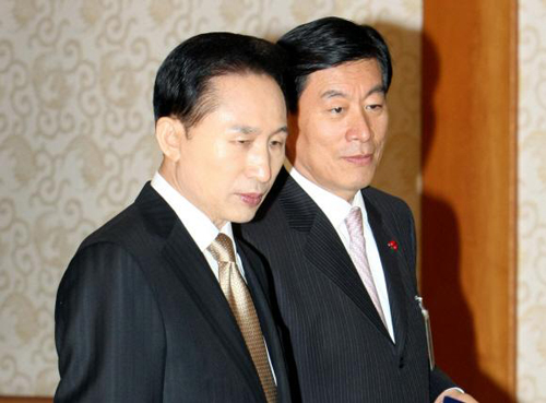 



▲이명박 대통령(왼)과 원세훈 국정원장