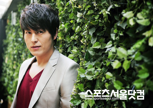 ▲ 논현동 한 카페에서 진행된 인터뷰에서 포즈를 취하고 있는 류수영/사진=노시훈기자