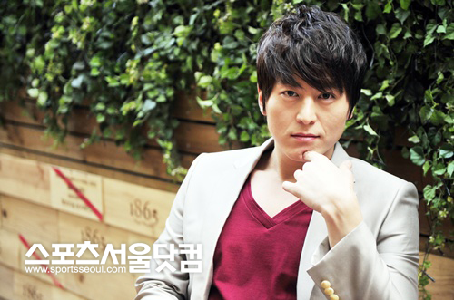 ▲ 강렬한 눈빛이 돋보이는 류수영