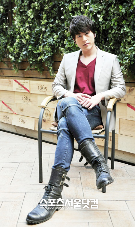 ▲ 평소 청바지를 즐겨입는다는 류수영이 포즈를 취하고 있다.