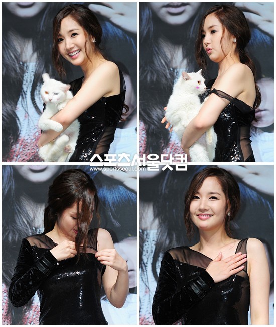 ▲고양이와 포토타임을 갖고 배우 박민영이 아찔한 노출사고의 위험을 넘기고 안도의 한숨을 쉬고 있다. / 배정한 기자