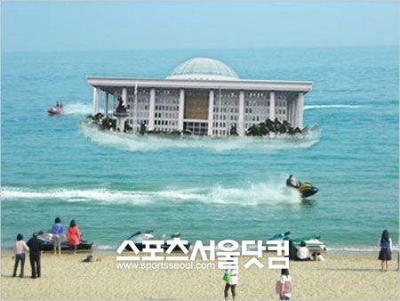 





▲ 국회도 휴가철을 맞이해 한산하다. 그래서 일반인들에겐 국회에서 '휴가를 즐기기'에 안성맞춤이다. /사진=곽선영