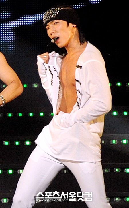 



▲화려한 무대 선보이는 이준. /노시훈 기자