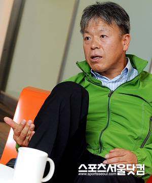 



▲ 발목 부상 상황을 설명하고 있는 엄홍길