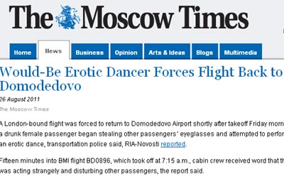 ▲러시아 도모데도보 공항에서 여성승객 난동으로 귀항한 비행기 관련 소식. 이미지 출처는 '모스코바 타임즈'.