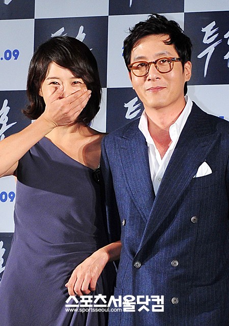 



▲포토타임 중 웃음을 터뜨린 김선아(왼쪽)와 미소를 짓고 있는 김주혁./문병희 기자