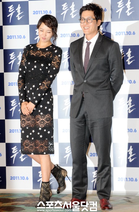 



▲장난스럽게 김주혁(오른쪽)에게 발길질 하는 김선아. /노시훈 기자