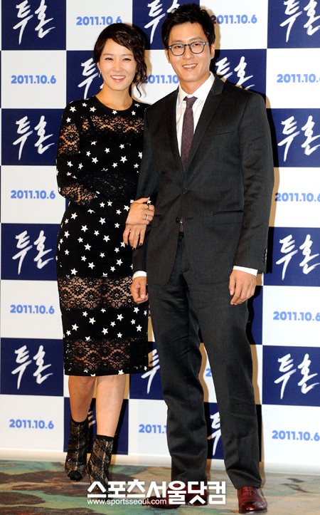 



▲밝은 표정으로 포토타임 갖는 김선아(왼쪽)와 김주혁. /노시훈 기자