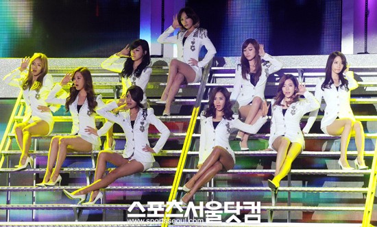 



▲소녀시대가 이동식 계단에 앉아 무대로 등장하고 있다. /노시훈 기자