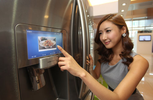 



▲ 삼성전자 모델이 이커머스(전자상거래)가 가능한 '스마트냉장고'를 시연해 보이고 있다.