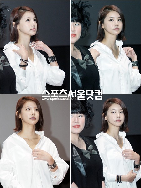 ▲옷 매무새를 가다듬는 배우 오인혜. / 배정한 기자